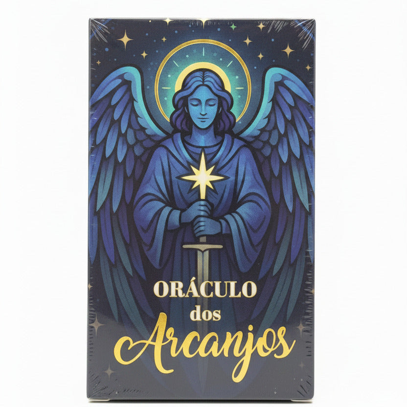 A boxed deck of cards titled "ORÁCULO dos Arcanos" stands upright in the center. The front cover shows a blue angel figure with wings, a gold halo, stars, and a sword, with the title in gold script.
