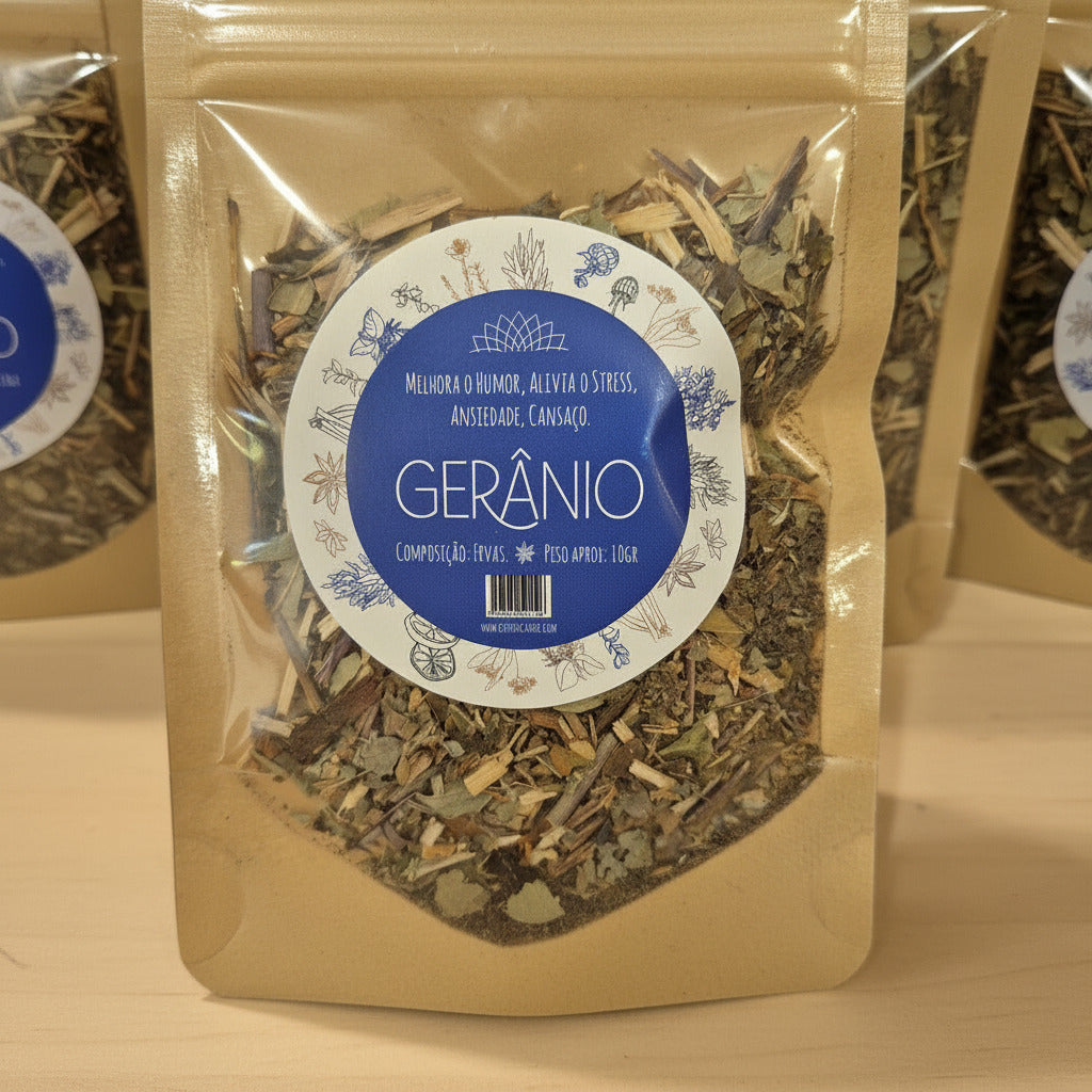 Packaged herbal mix with 'Geránio' label on a wooden surface